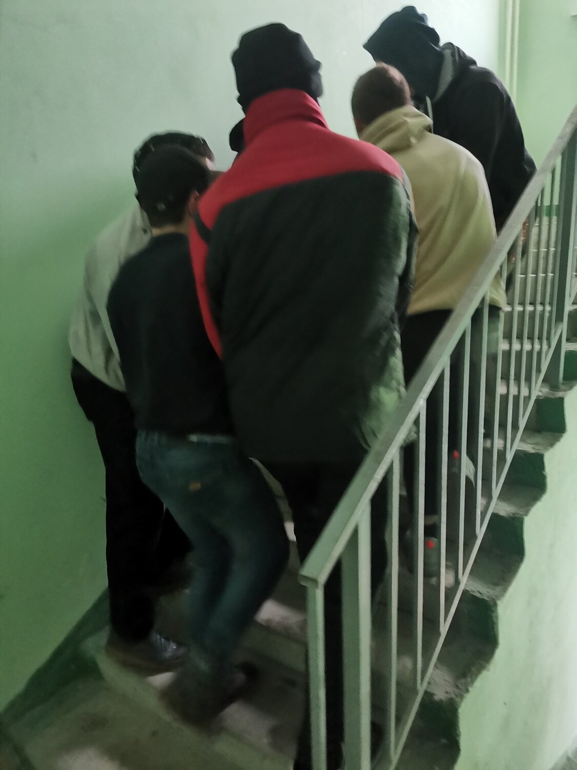 драки пацанов в подъезде, полицейский в подъезде, омон в подъезде, киллер в подъезде, похищение ребенка