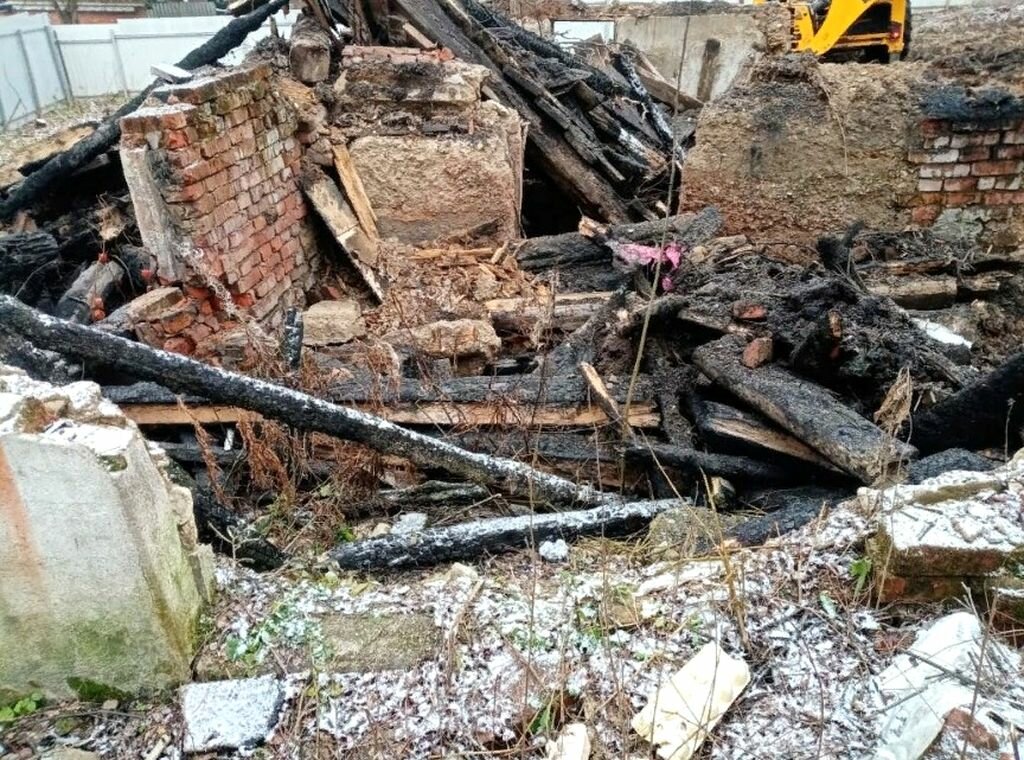 обстрел донбасса, сгоревший дом, пожар в частном доме, лнр война погибшие дети, донбасс