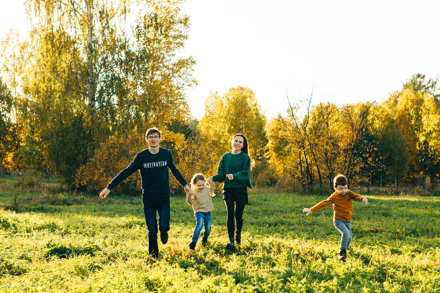 семья на прогулке, семейная фотосессия, семейная фотосессия на природе, идеи для семейной фотосессии с детьми на природе осенью, люди