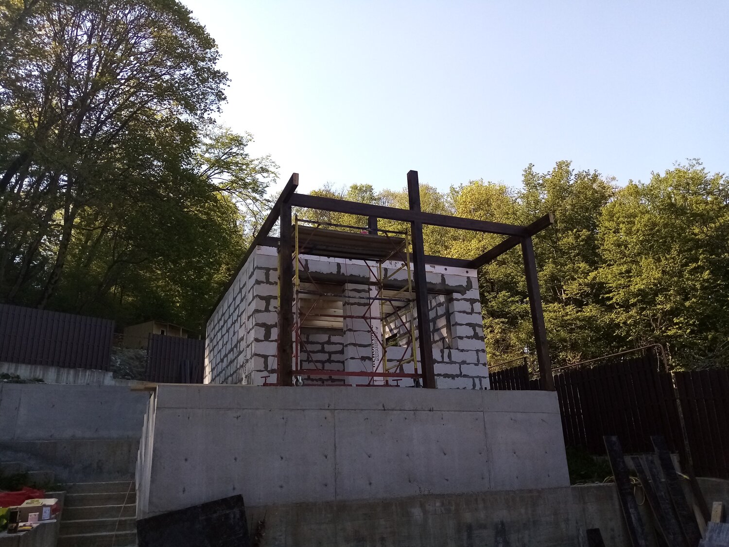 надстройка второго этажа в частном доме из газобетона, дом во время строительства, постройки, дом из газобетона, дом