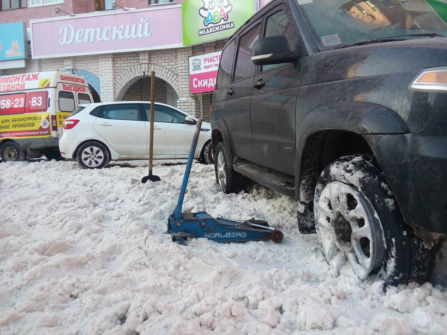 автомобиль, авто, чистка парковок от снега, техника, внедорожник