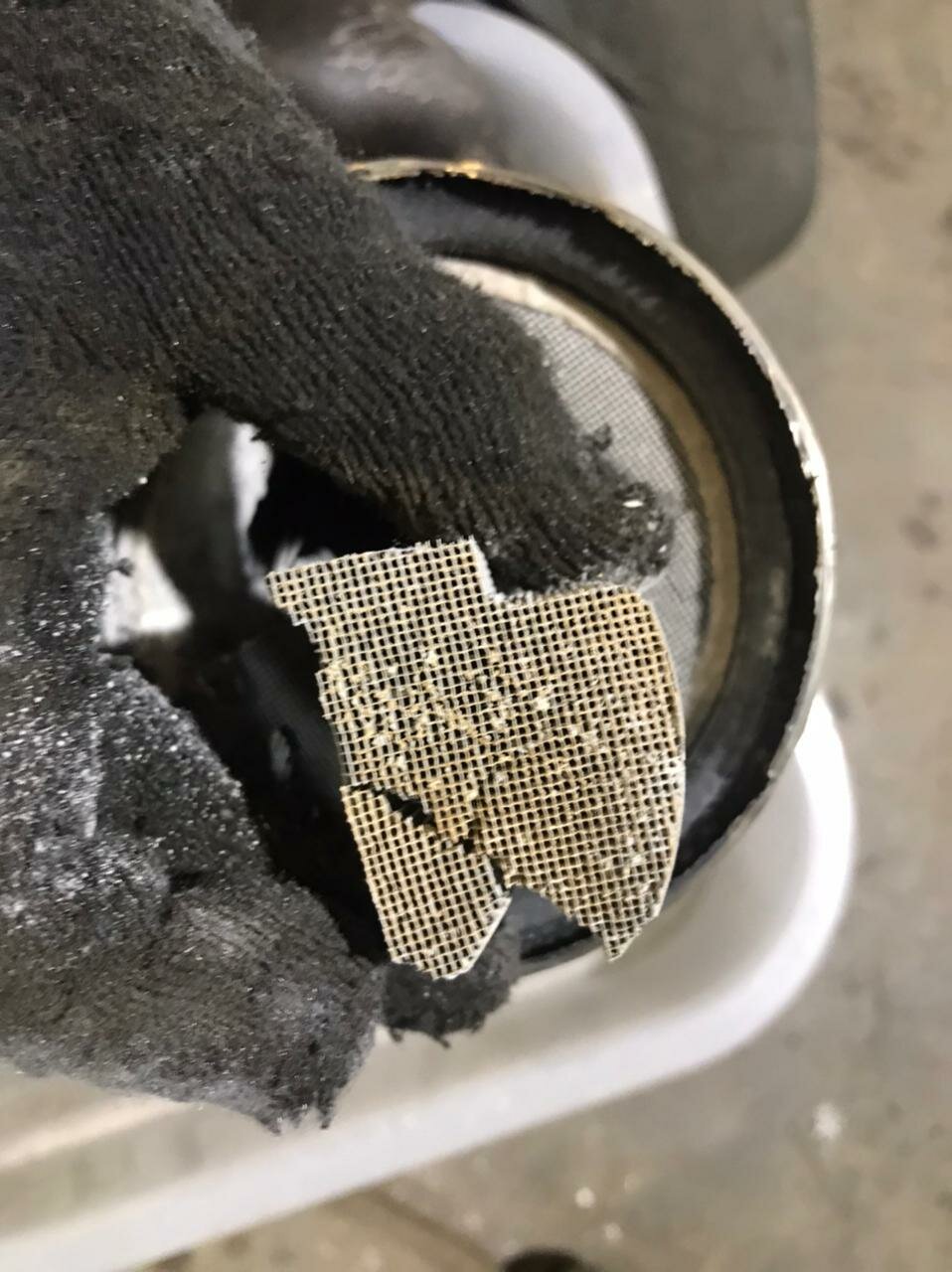 катализатор, забитый катализатор солярис, прогоревший катализатор солярис, катализатор автомобильный, изношенный катализатор