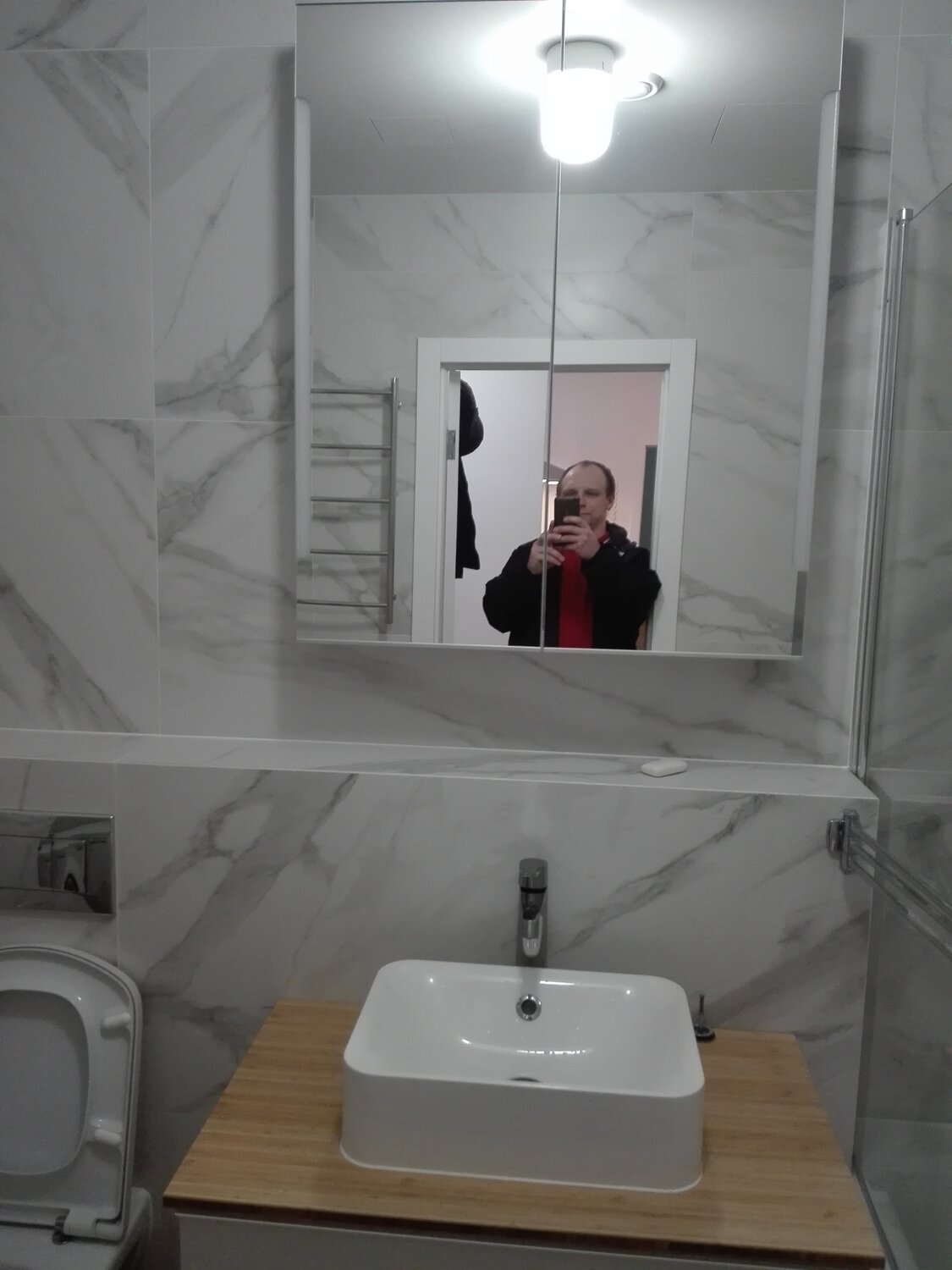 зеркало для ванной, зеркало с подсветкой в багете для ванной комнаты, зеркало с подсветкой, ванная комната, квартира