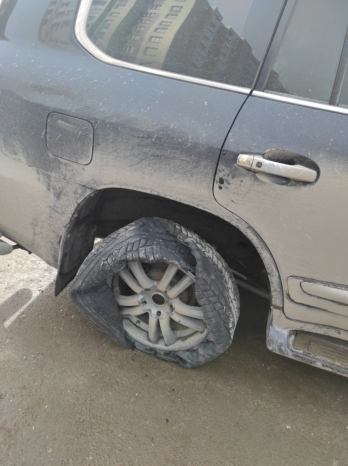 автомобиль, авто, колес, пробил два колеса в яме, порезали колеса