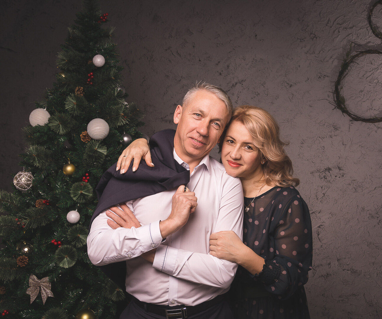 новогодняя фотосессия, фотосессия новый год муж и жена, новогодняя фотосессия семейная в платье, семейный, фотостудия