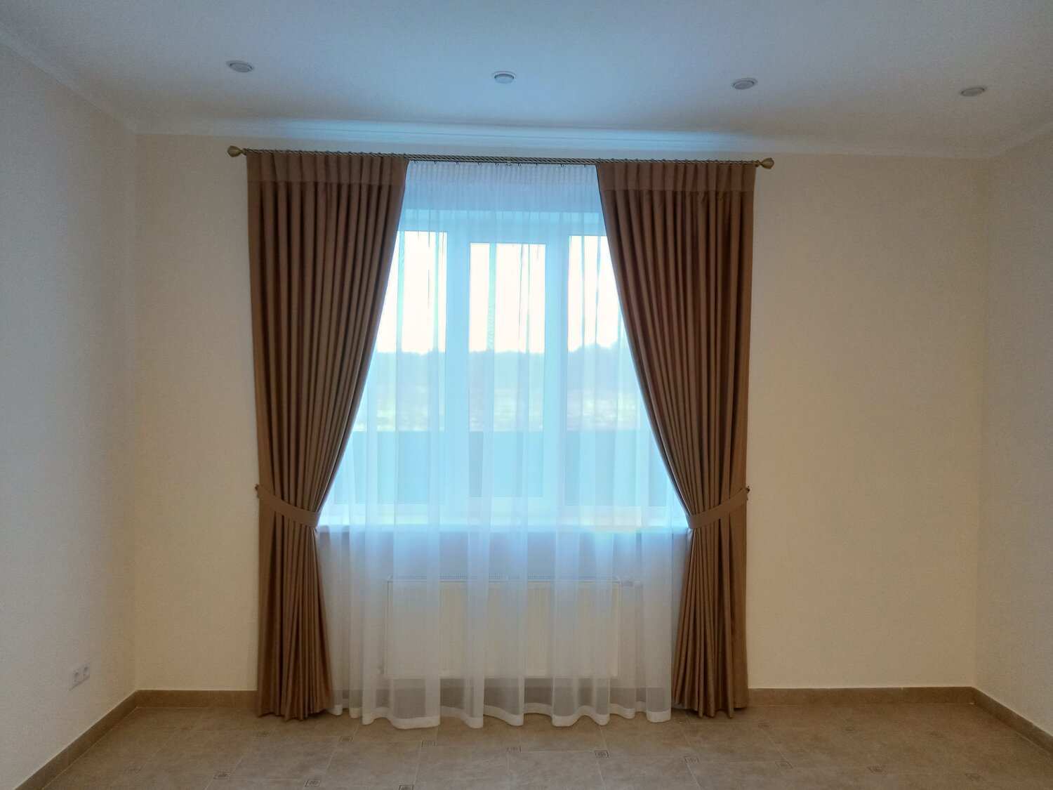 шторы в комнате с двумя окнами, шторы в спальню, шторы на угловые окна в гостиной, ламбрекен, салон штор белая река