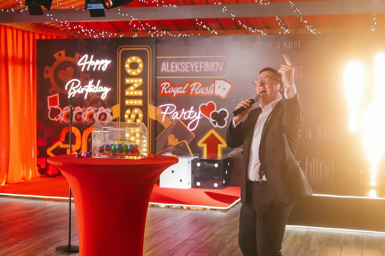 comedy club karaoke star 31.12.2017, шоу, камеди клаб новогодний с арташесом, кирилл правкин ведущий, алекс луговой певец