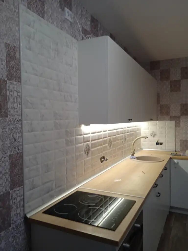 столешница из керамогранита 1200х600, фартук для кухни из плитки без плинтуса, фартук для кухни из декоративного кирпича, фартук для угловой кухни из плитки, дизайн кухни