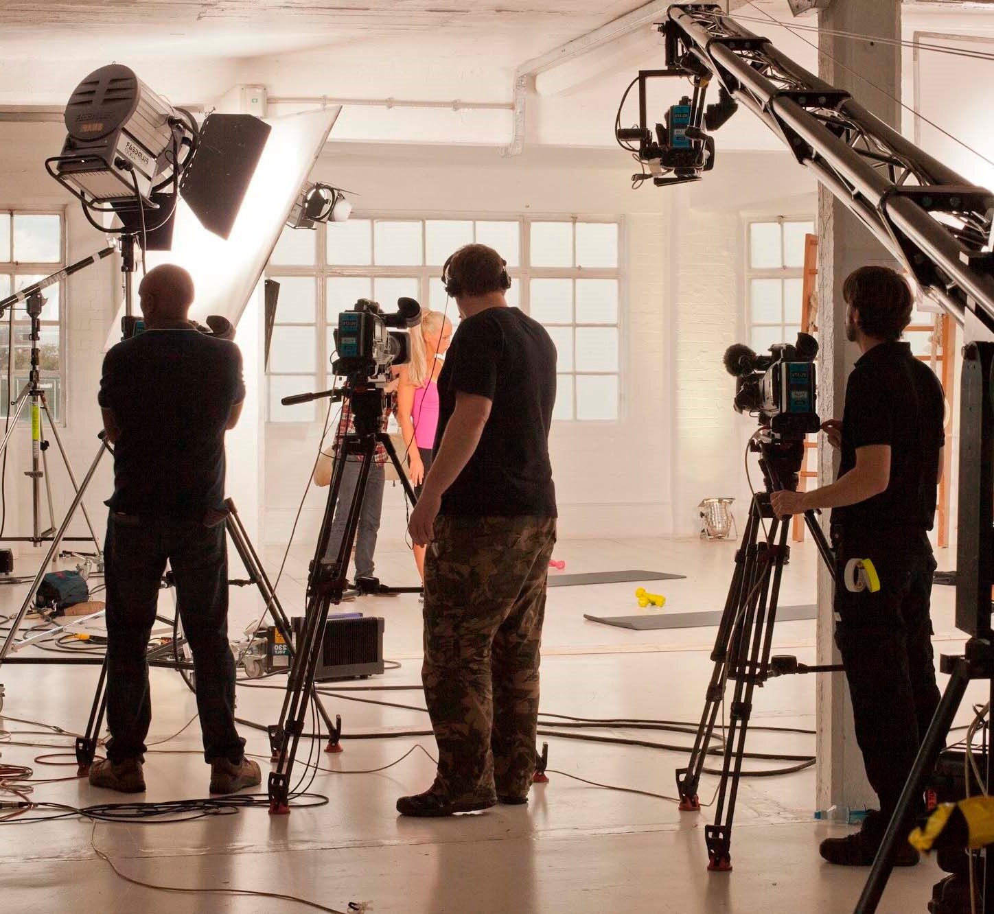 видеосъёмка продакшн, съёмочная площадка, атрибуты съемочной площадки, съемки телешоу, оператор съемки