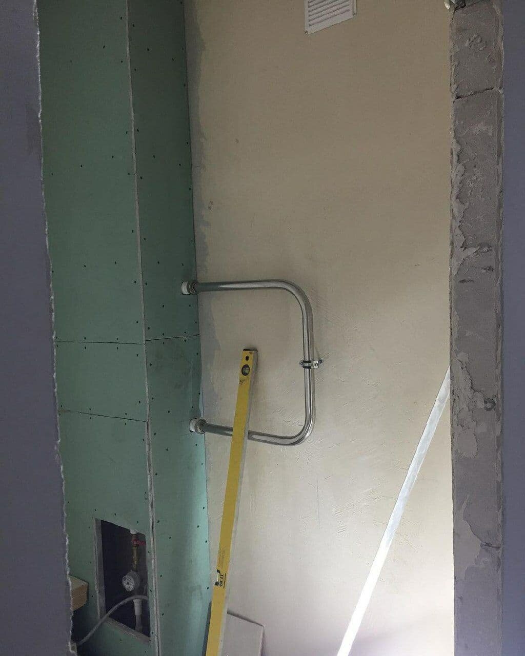 газовая труба в стене, трубы в стене под полотенцесушитель, полотенцесушитель в панельном доме, приварить к газовой трубе, недостроенная газовая труба