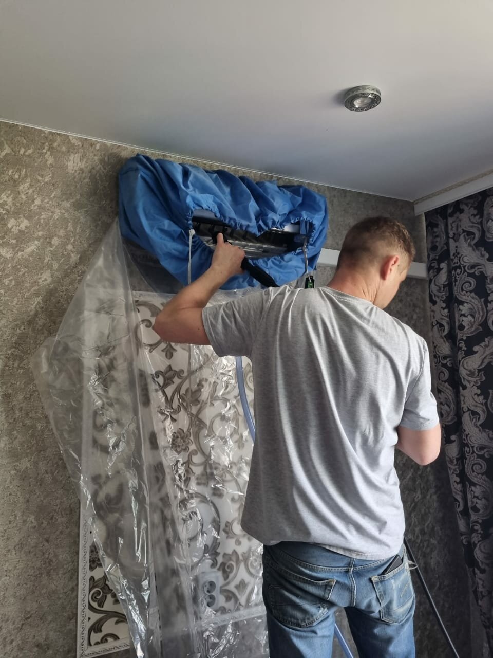 наклеивание обоев, клеить обои установкой натяжных потолков, комната готовая поклеенная обоями потолка и стен, ремонт, мужчина клеит обои в хрущевке