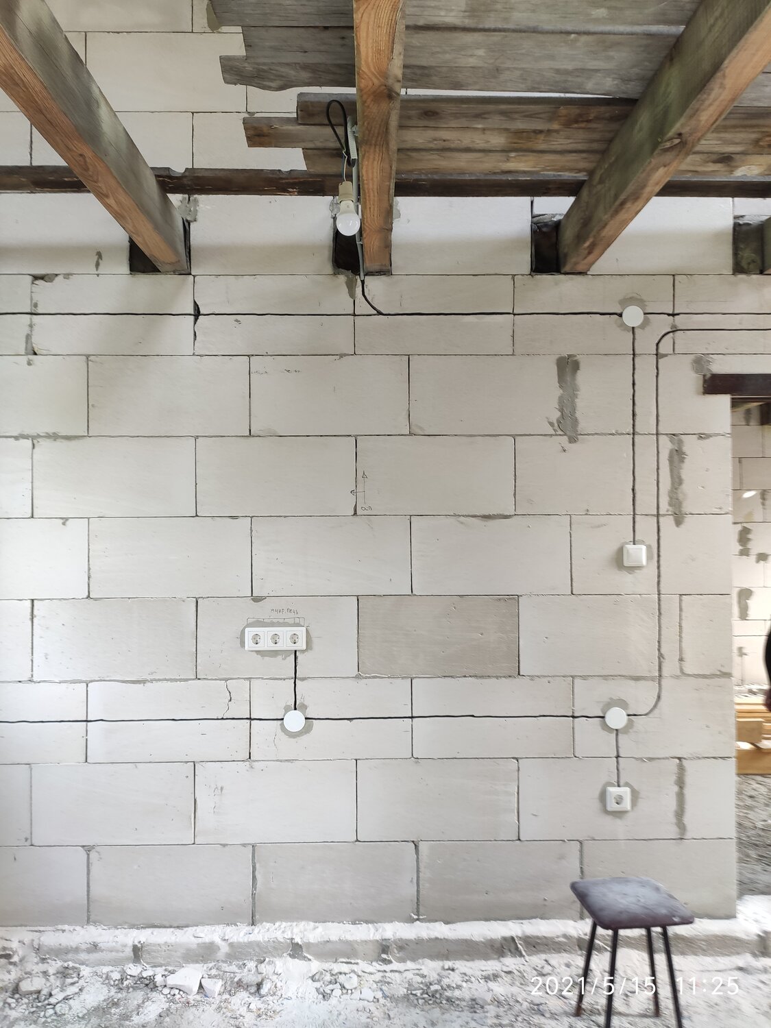 электрика в газобетонном доме, электрика в газобетоне, газоблок без отделки литва, стена из газобетона, отделка дома из пеноблоков внутри