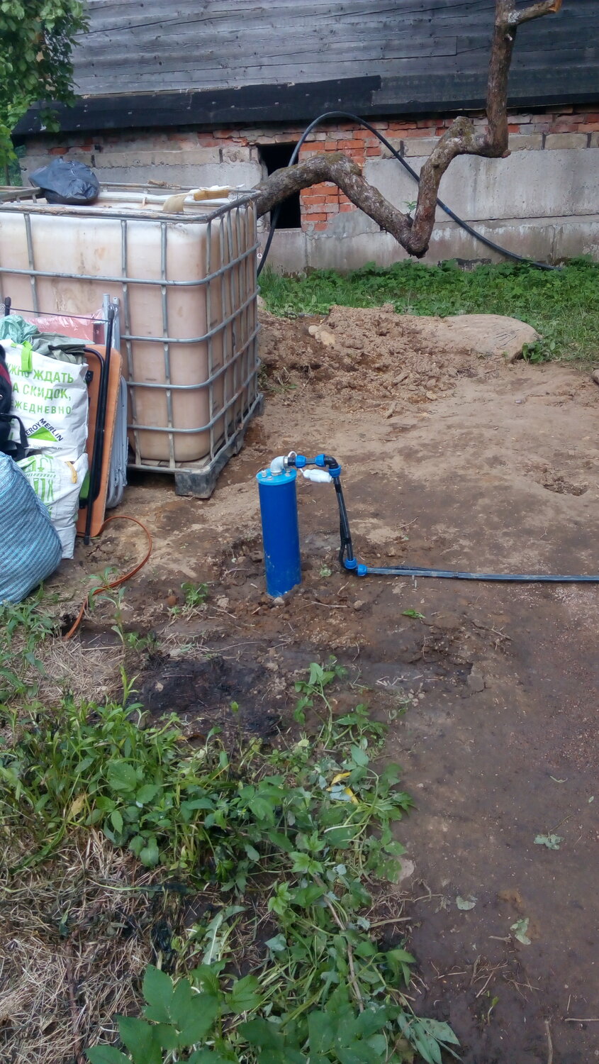 еврокуб для полива огорода, еврокуб для полива, обустройство скважины для воды на даче после бурения, еврокуб на даче, еврокуб для дождевой воды
