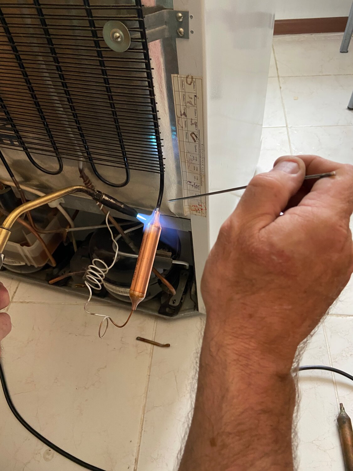 ремонт холодильников, бытовая техника ремонт, холодильник атлант замена компрессора, сломанный холодильник, холодильник