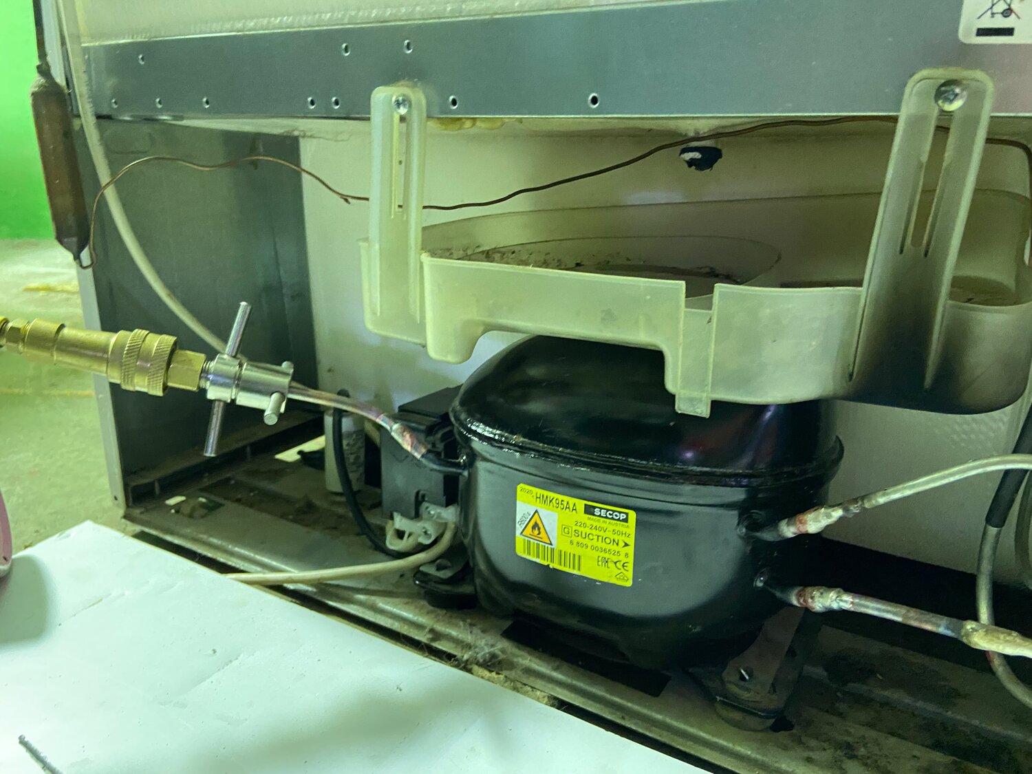 холодильник морозильник, транспортировочные распорки холодильник indesit, двухкамерный холодильник, индезит с 016 транспортные распорки, холодильник