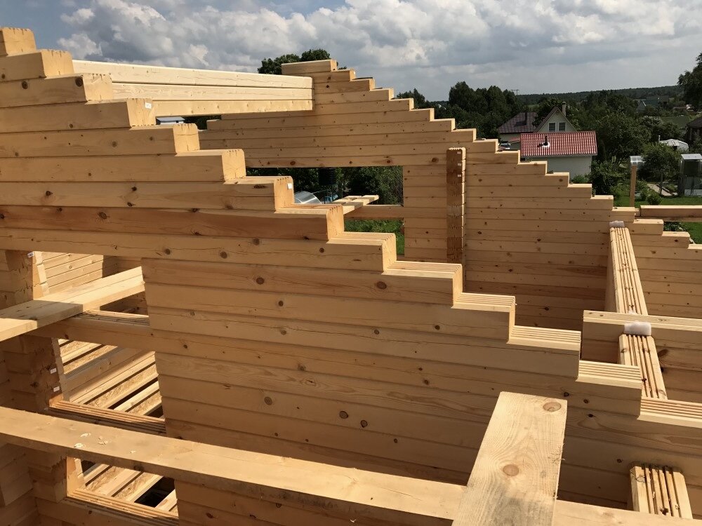 фронтоны из профилированного бруса, фронтон из бруса, коробка дома из клееного бруса, строительство деревянного дома, постройки из бруса 10 на 10