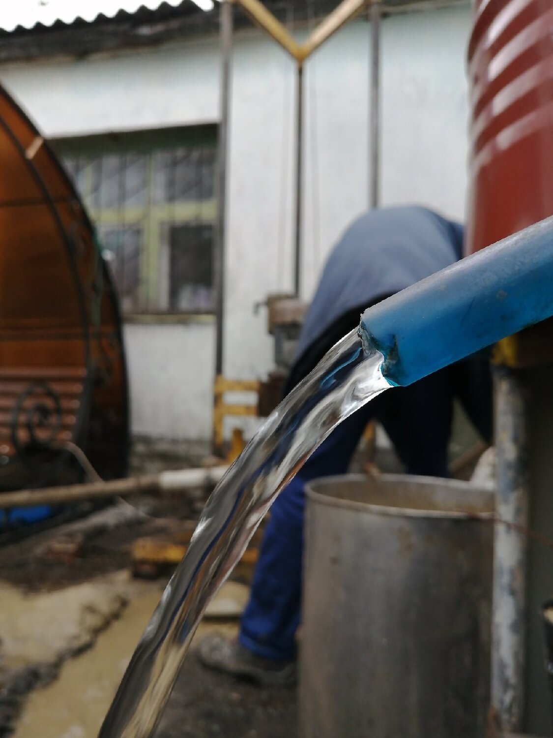 вода из шланга, водоснабжение, вод, вода из скважины, приспособление для прочистки скважины