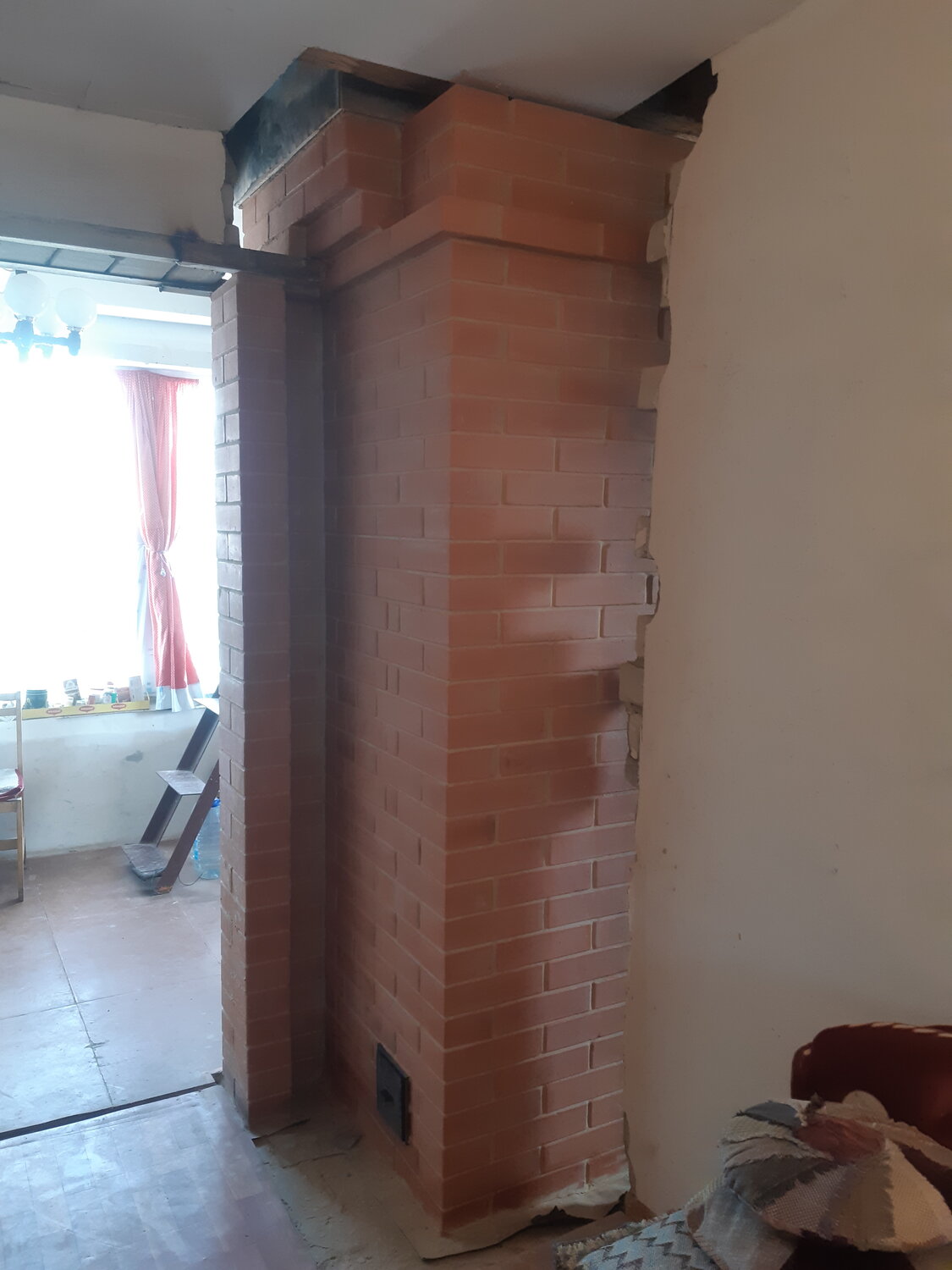 кирпичная печь столбянка, кирпичная печь с котлом, печь колпаковая кирпичная с лежаком, колпаковая печь облицована камнем, печник