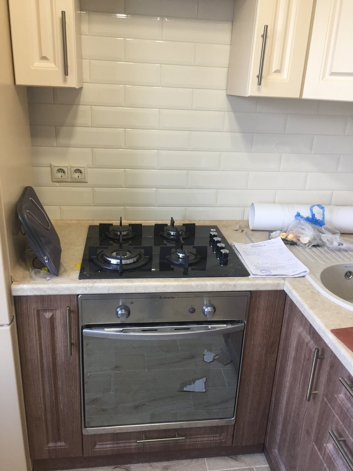 варочная панель газовая на светлой столешнице, варочная панель гефест в интерьере кухни, варочная панель, газовая труба за варочной панелью, бытовая техника