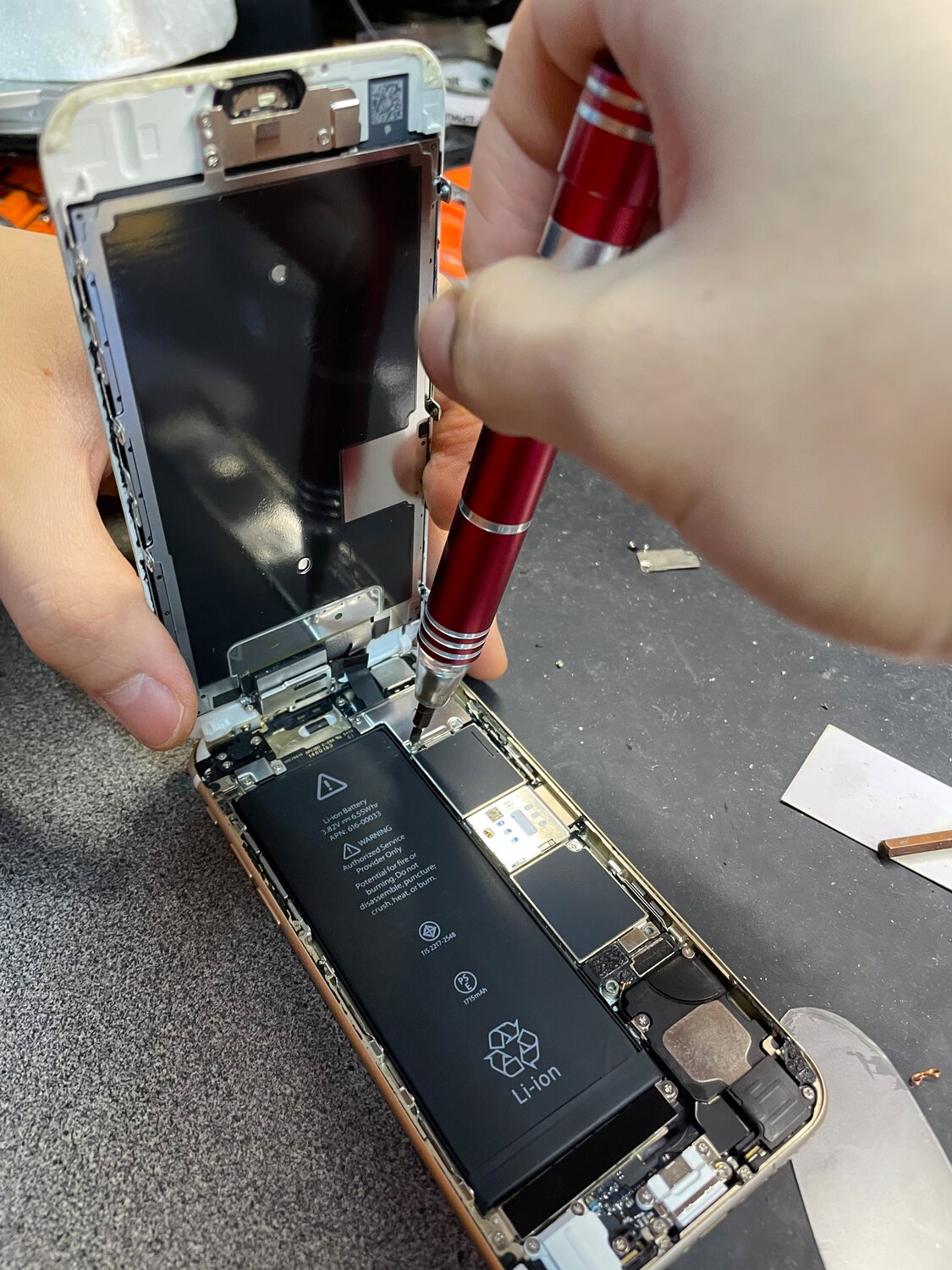 iphone 6, iphone, iphone repair, паерь чинит айфон айфон, внутрь айфона