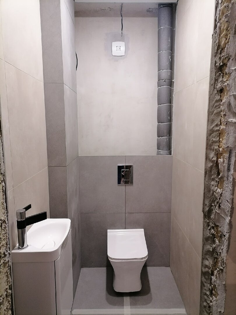 туалет с инсталляцией и раковиной, интерьер туалета в хрущевке, туалет с инсталляцией дизайн и шкафом, туалетная комната