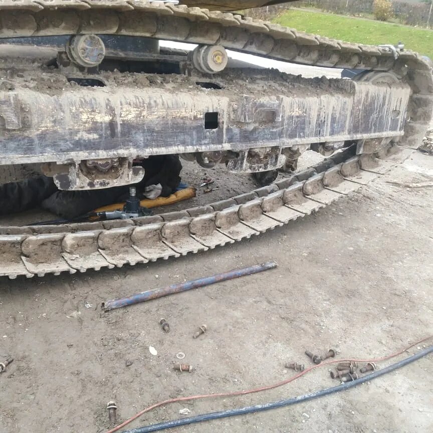terex 210 гусянка, гусянка, шиповка гусениц бульдозера, гусеничный бульдозер, натяжка гусениц на мини экскаваторе