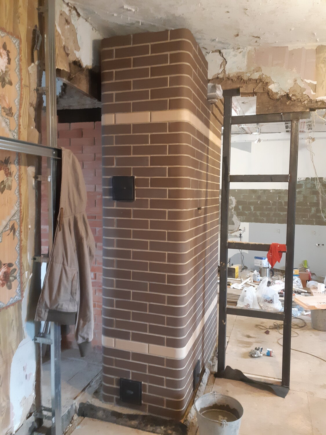 кирпичная печь голландка отопительная, старинная кирпичная печь, кирпичная печь голландка, узкая кирпичная печь, печник