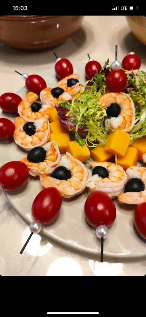 закуска, салаты для праздничного стола, закуски на фуршетный стол с маслинами, холодная закуска, украшение холодных закусок для банкета