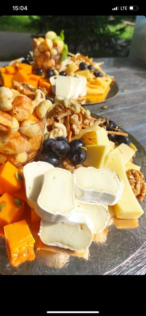 сырное ассорти, сыра, сырная тарелка с грушей, сыр с виноградом, сырная тарелка с медом