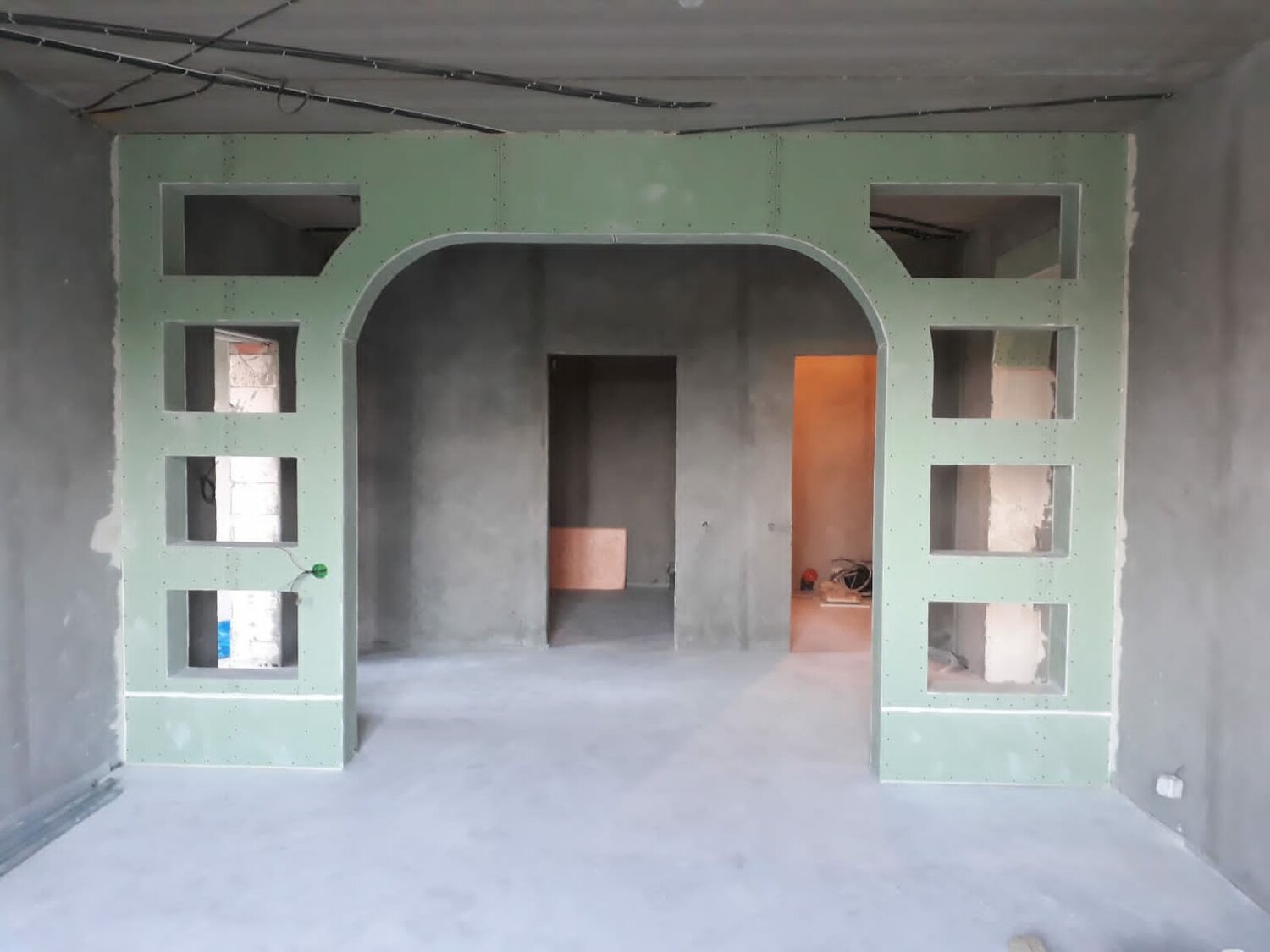 гипсокартонная перегородка с с аркой, арочные перегородки из гипсокартона, арка в стене из гипсокартона своими руками, арки межкомнатные из гипсокартона, фигурные перегородки из гипсокартона