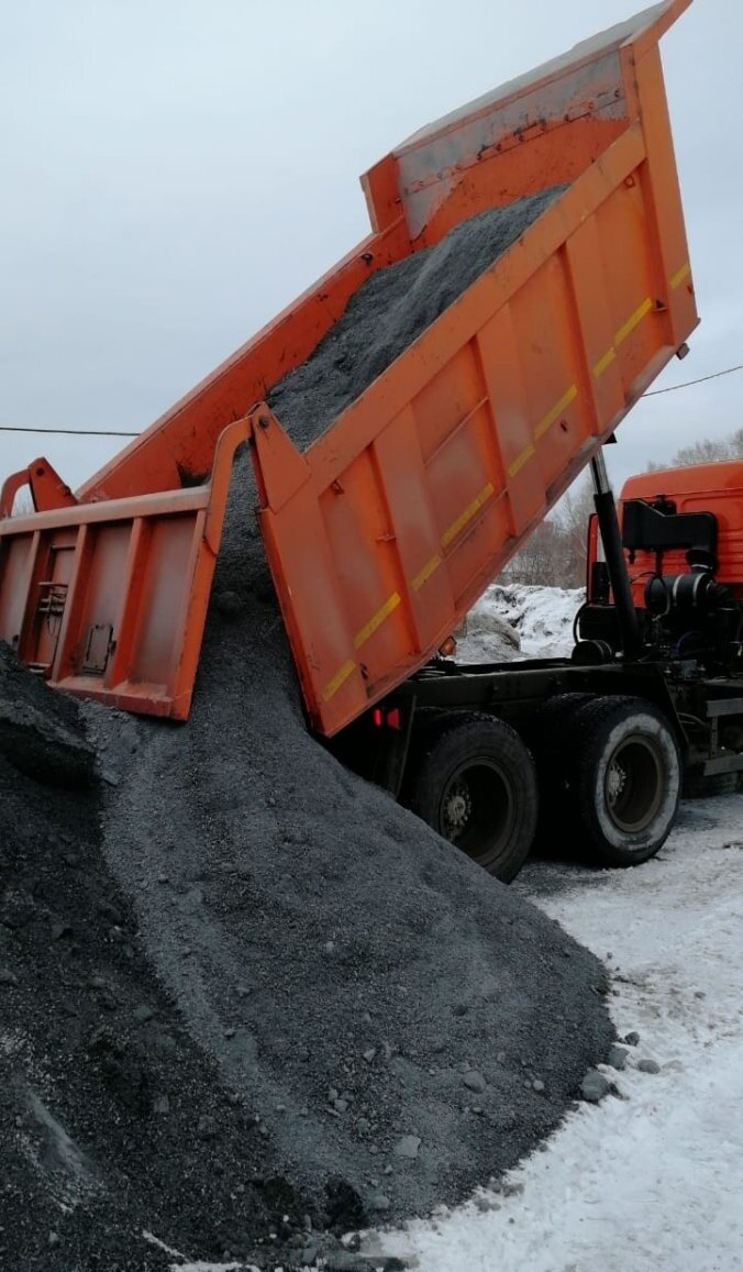 асфальтная крошка 15т камаз, камаз 5320 выгрузка песка, самосвал высыпает песок, самосвал выгружает грунт, пгс камаз
