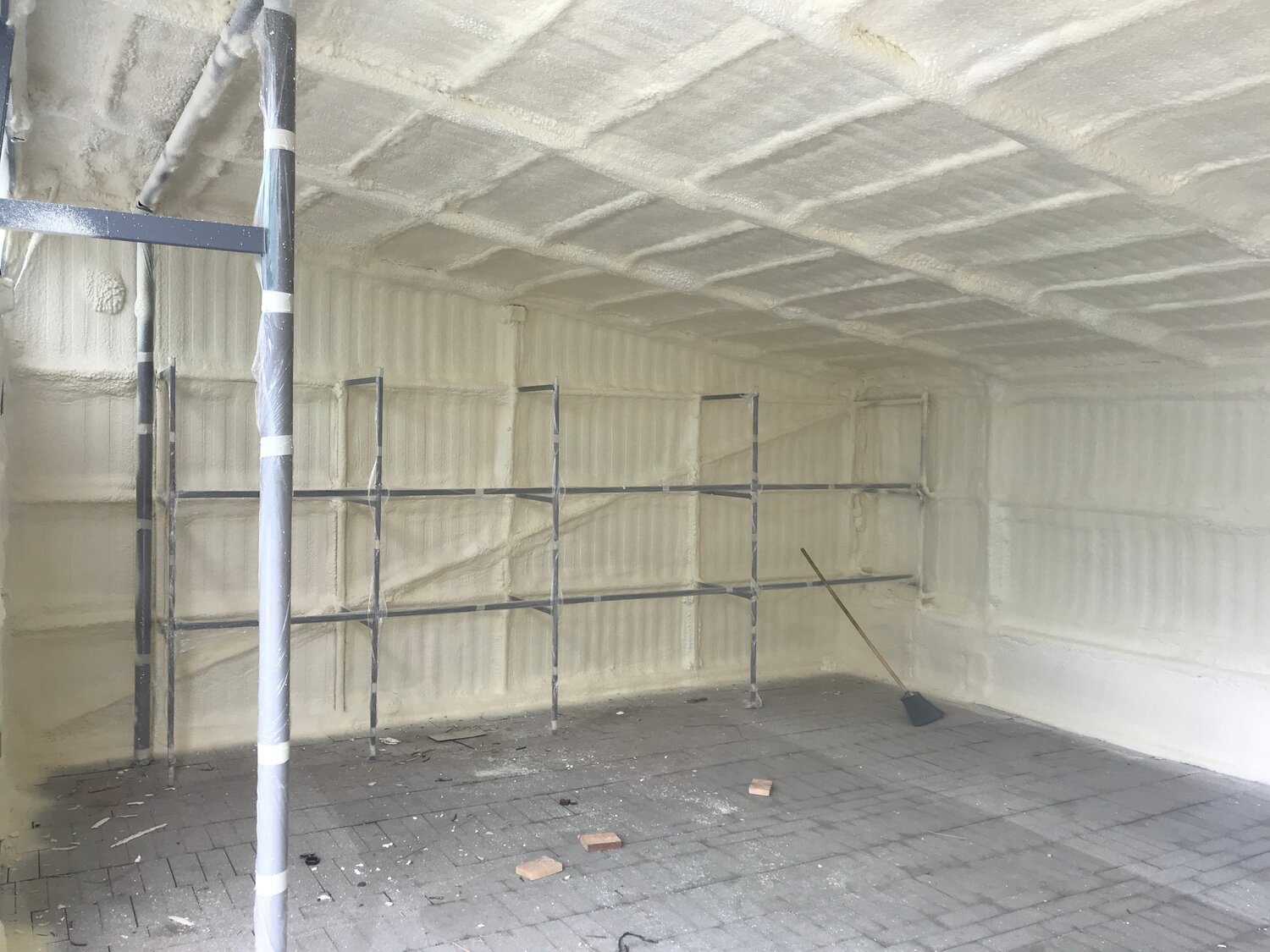 утепление склада стен, утепление автосервиса, теплоизоляция гаража, стеллажи в сарае из профиля, утепление стен ангара