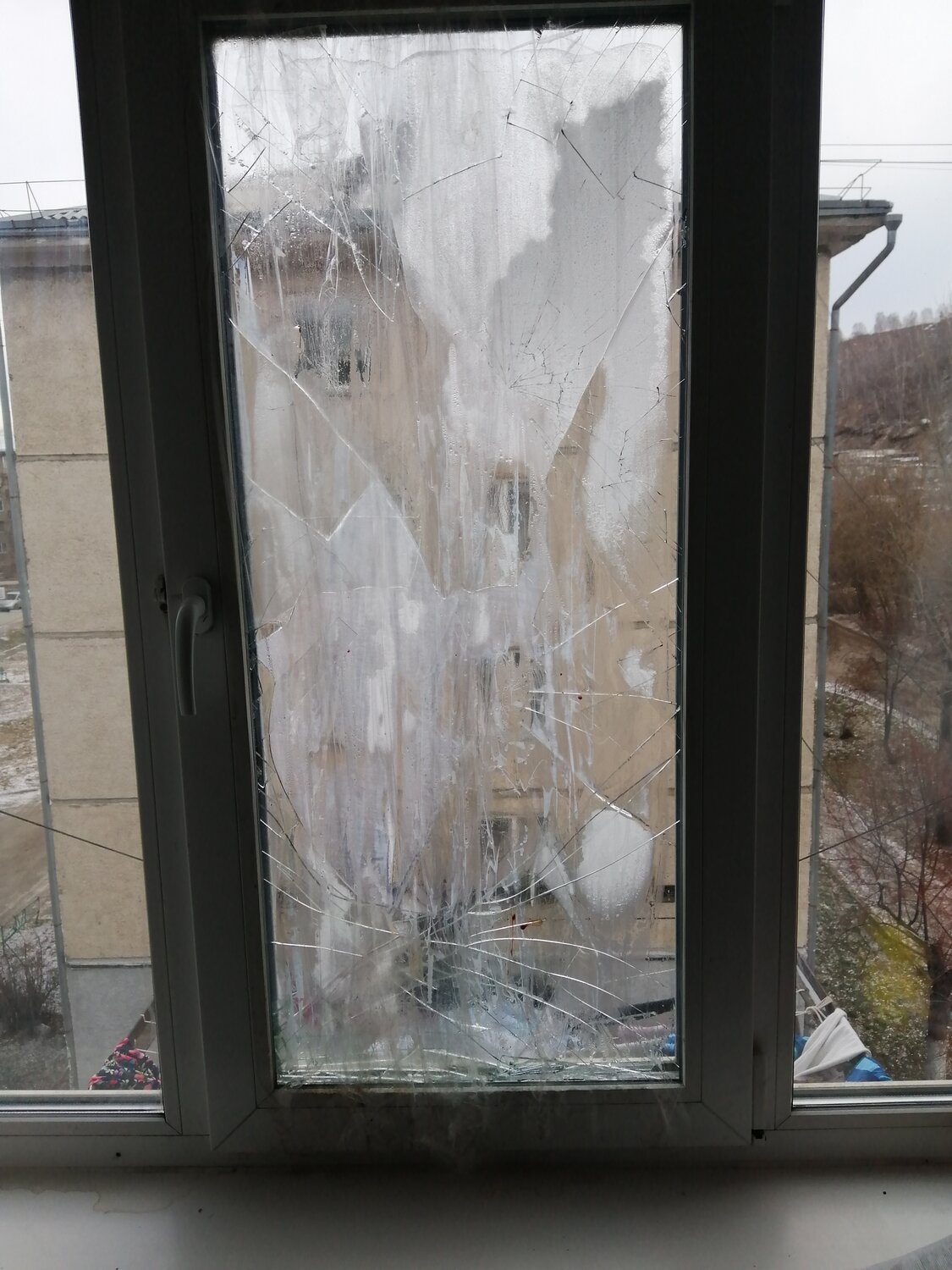 окна, пластиковое окно, стеклопакет, сосульки за окном, пленка с пейзажем на окно