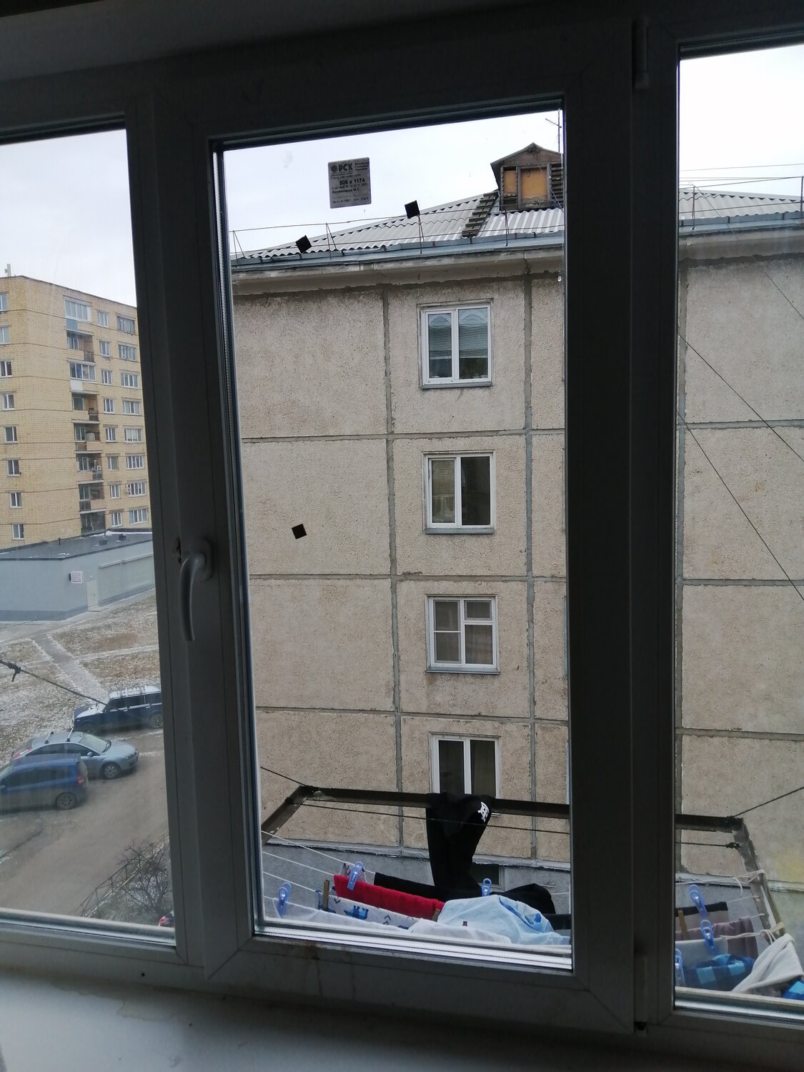окна, открытое окно многоэтажки, открытое окно в многоэтажке, пластиковое окно, балкон