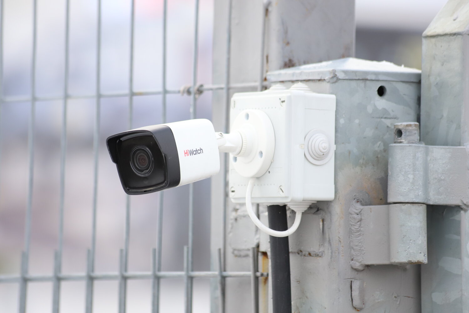 камера видеонаблюдения на стене, крепление для камеры видеонаблюдения, hiwatch ds-i200 кнопка сброса, камера, видеонаблюдение в гараже