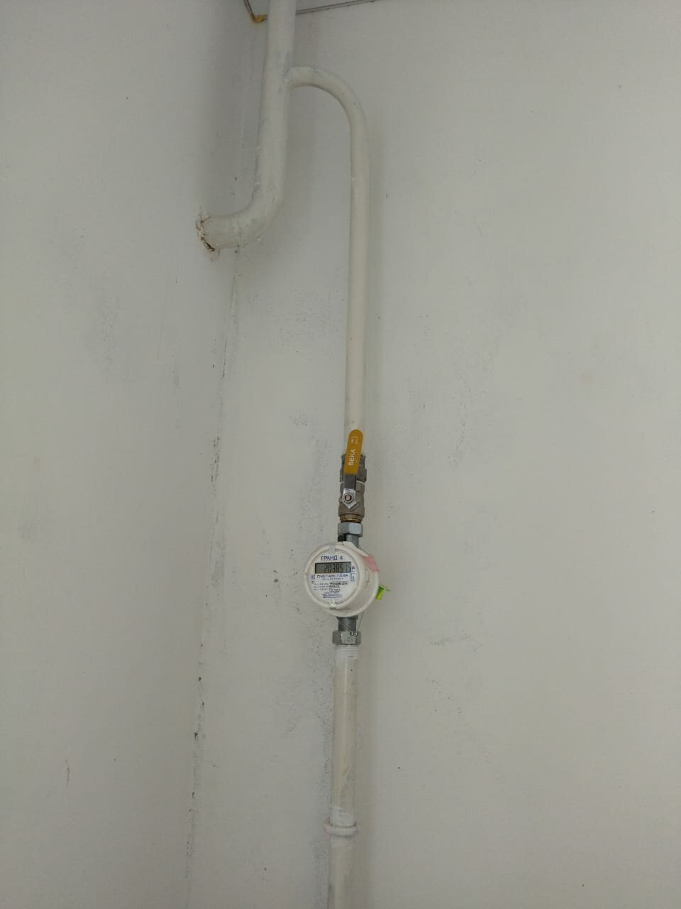 монтаж труб под газовый счетчик, газовый счетчик на трубе, газовый счетчик врезка, счетчик газа перемычка труба, счётчик газа дтсг- 4