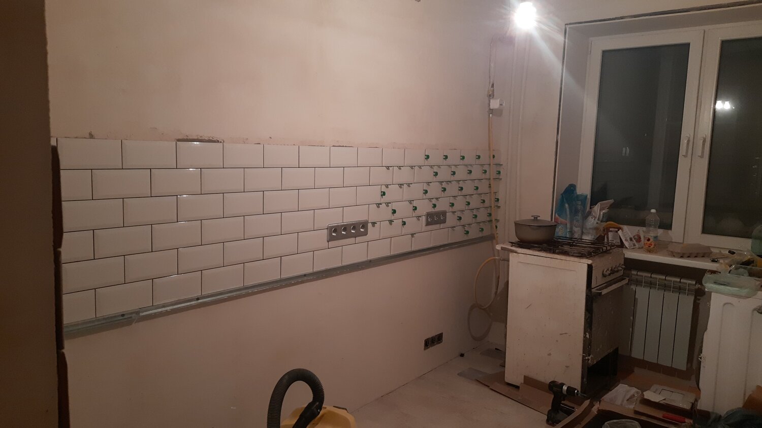 укладка плитки на кухне фартук, укладка плитки на фартук, укладка фартука из плитки на кухне, укладка фартука, укладка плитки кабанчик на фартук