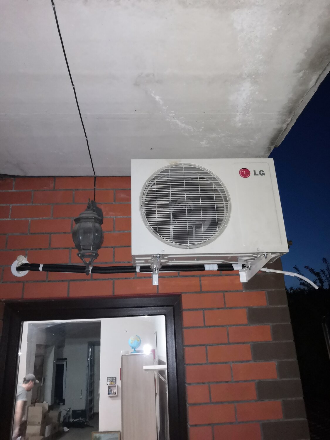 кондиционер, наружный блок кондиционера на стене, наружный блок кондиционера, сплит система внешний блок забор воздуха, внешний блок кондиционера 350х500