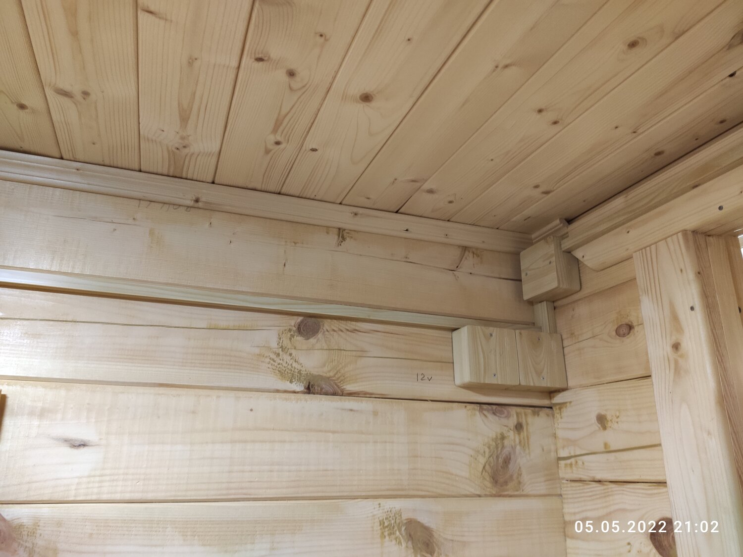 наружная электропроводка в деревянном доме, проводка в деревянном доме, электропроводка в оцилиндрованном доме, электропроводка в деревянном доме, электрика в деревянном доме