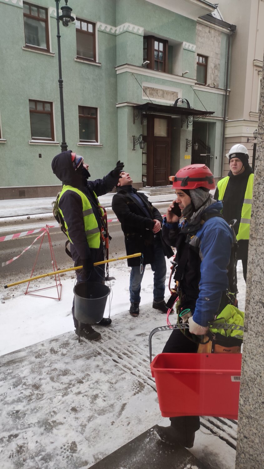 ноги, пожарные, мчс спасает, пожар на троицкой, снег в петербурге