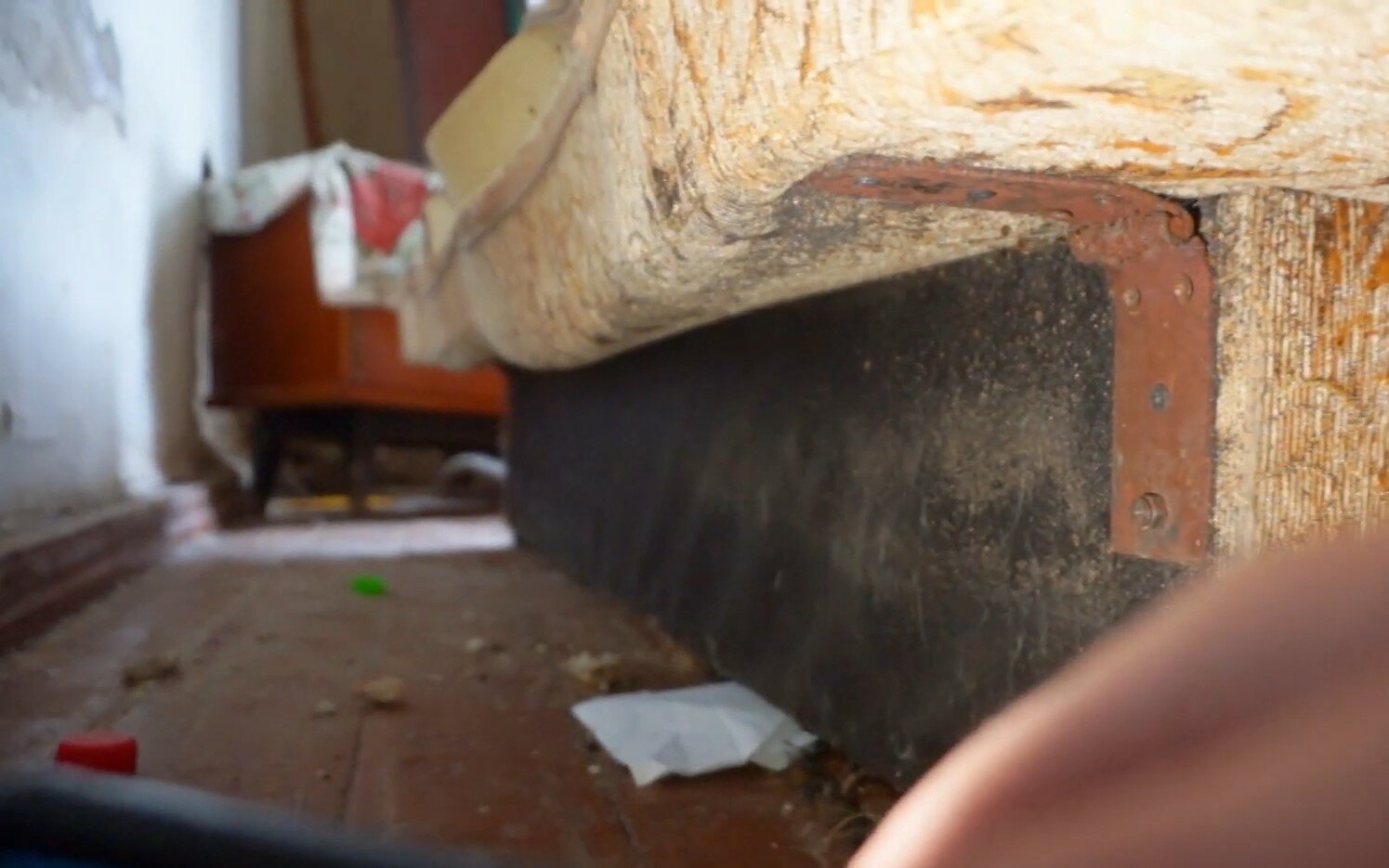 разбухшее дсп, старая мебель, клопы на мебели, вздулась столешница, мебель из дсп