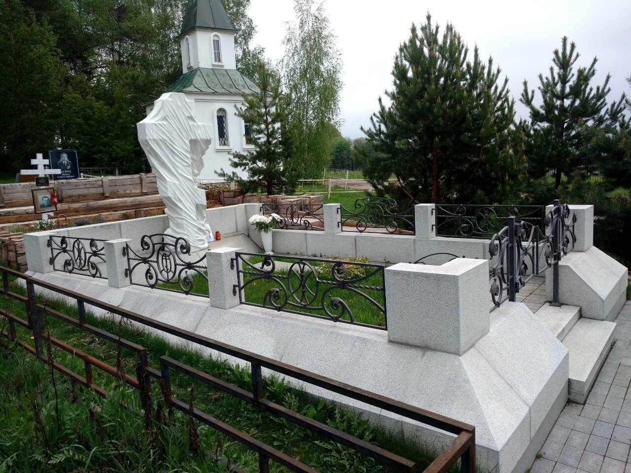 мраморный памятник, памятник мраморный крест, памятник могильный мрамор, памятник из белого мрамора, мансуровский гранит памятник крест