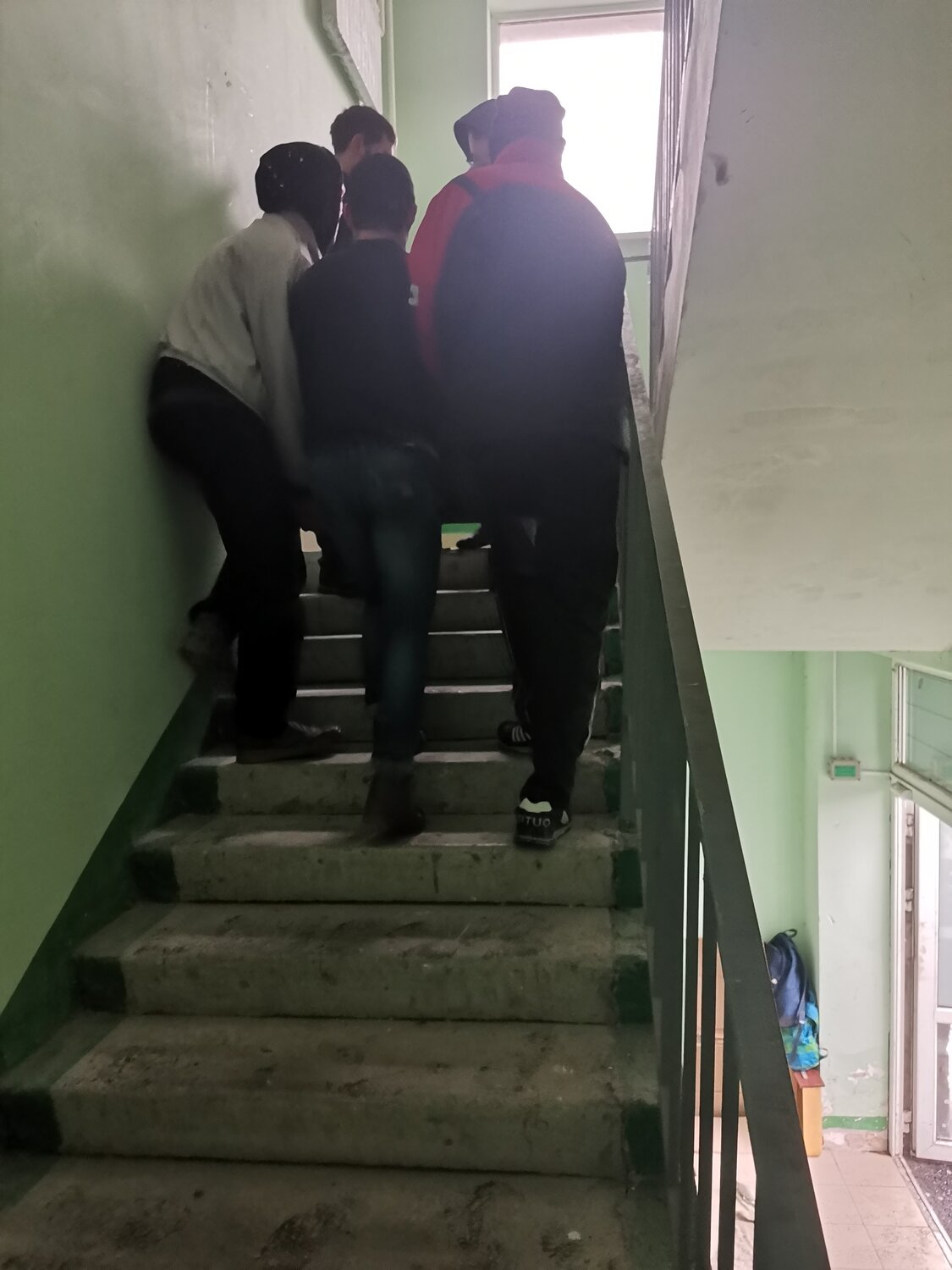 подростки в подъезде, монстр на лестничной площадке, железнодорожный подъезды, подъезды в воронеже, подъезды варламов