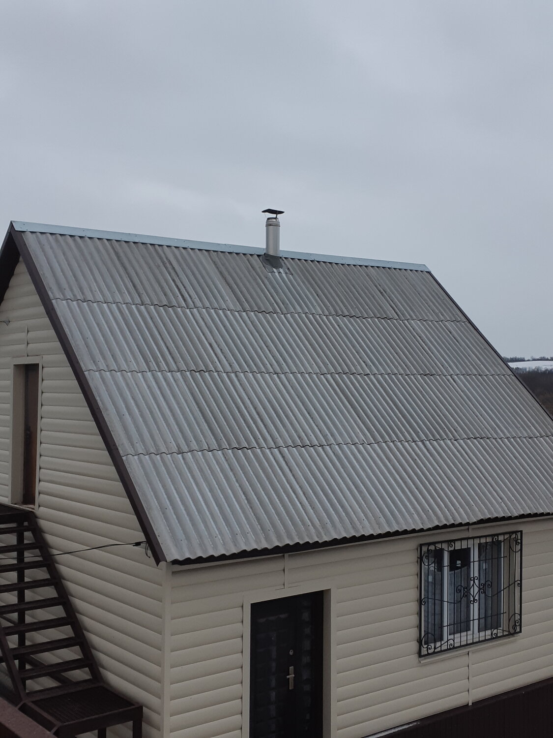 дом с шиферной крышей, дача, дом, кровля из профлиста с25, крыша