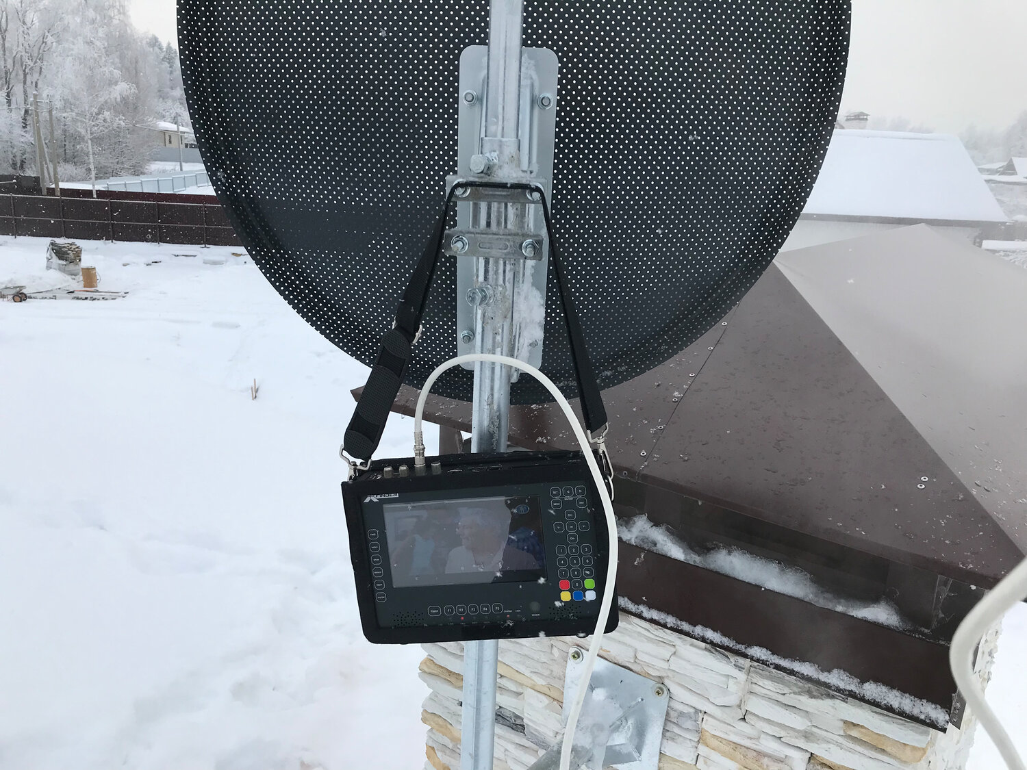 спутниковая антенна, антенна lans-97 и облучатель umo 2x2, антенна ax-2400 офсетная mimo 2, прибор для спутниковых антенн триколор, антенна спутниковая ланс 0.9 м