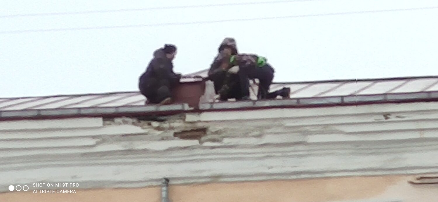 здание, на крыше, снайпер на крыше, улица, спасатели на крыше