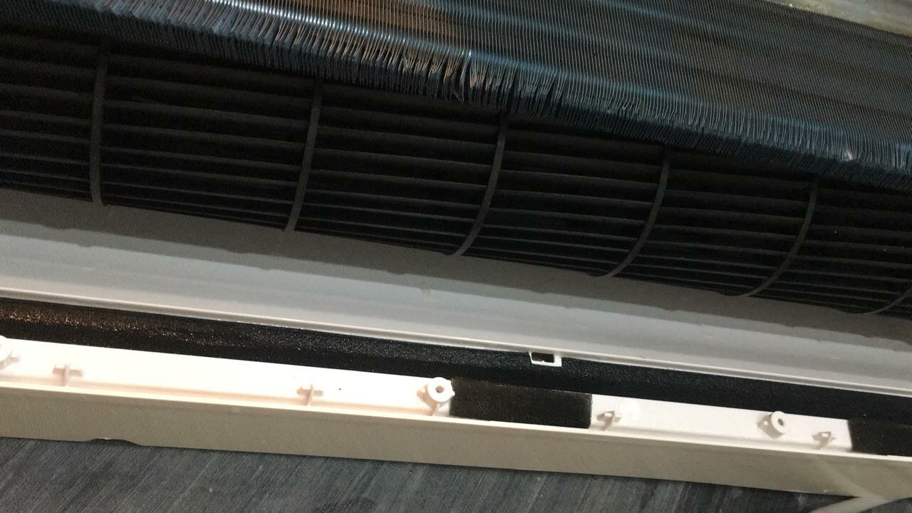 кондиционер, грязный внутренний блок кондиционера, монтаж вентилятора внутреннего блока кондиционера, конденсатор настенного кондиционера, радиатор внутреннего блока