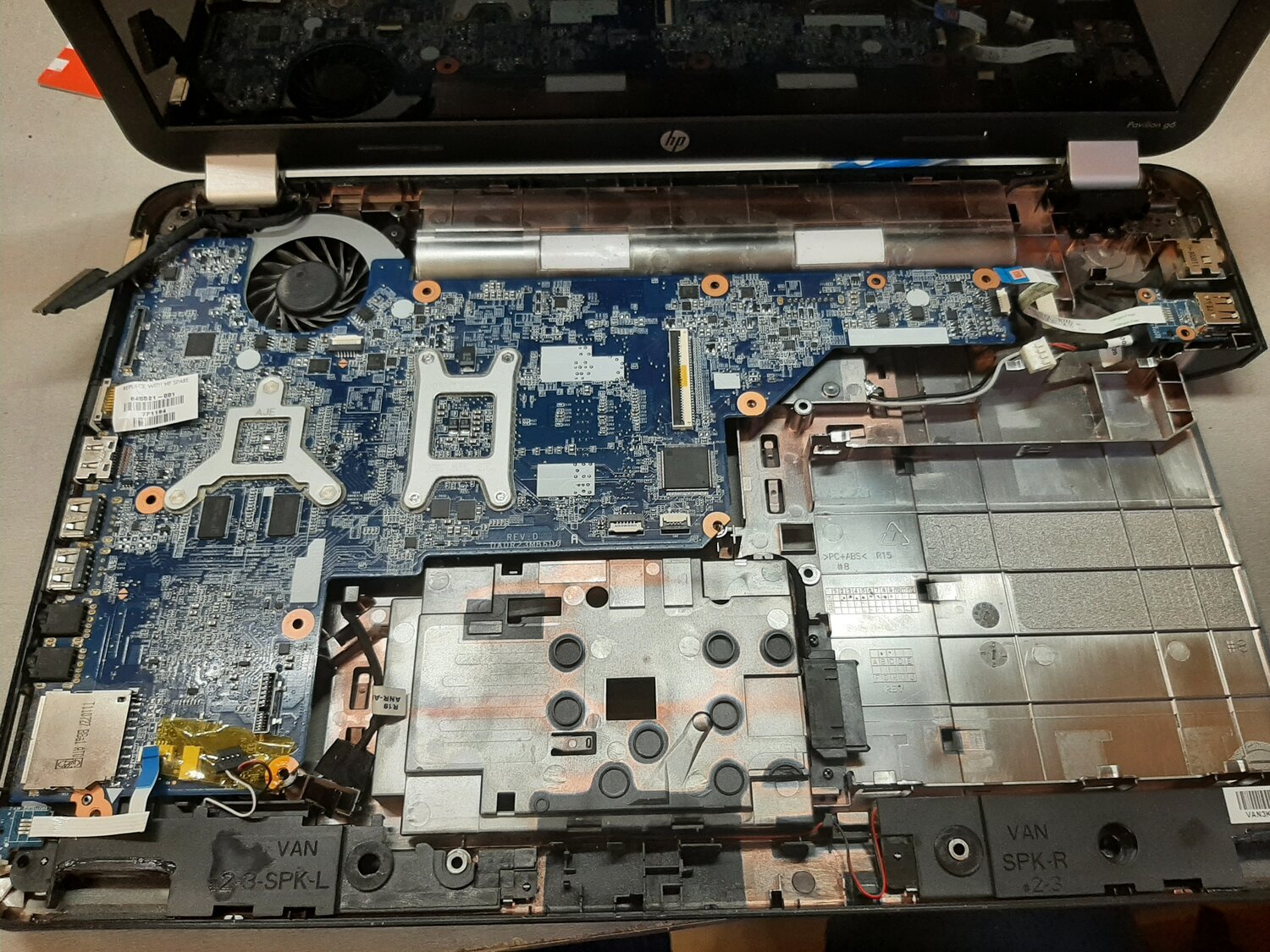 hp pavilion g6 разобранный, внутренности ноутбука hp pavilion g6, ноутбук hp pavilion g6 устройство, видеокарта для ноутбука hp pavilion g6, hp pavilion g6 внутри