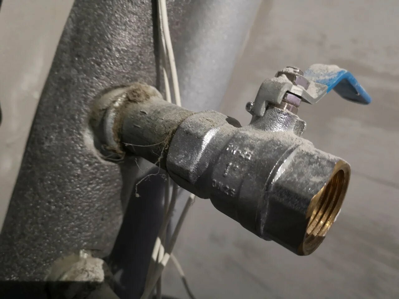 старые краны для воды, кран перекрытия холодной воды, подтекает шаровый кран, шаровой кран, старый кран