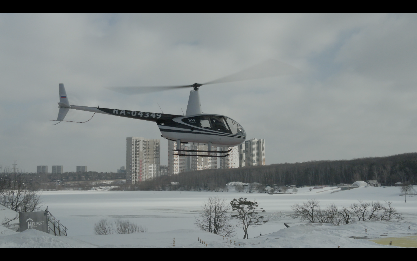 вертолёты, вертолёт в мякинино, вертолет зимой, вертолёт robinson r44 на сахалине, вертолет робинсон республика коми